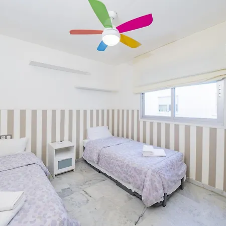 Cubo's De Lacroix & Pool * فوينخيرولا