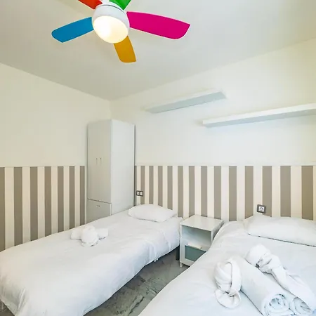 Cubo's De Lacroix & Pool Apartment *