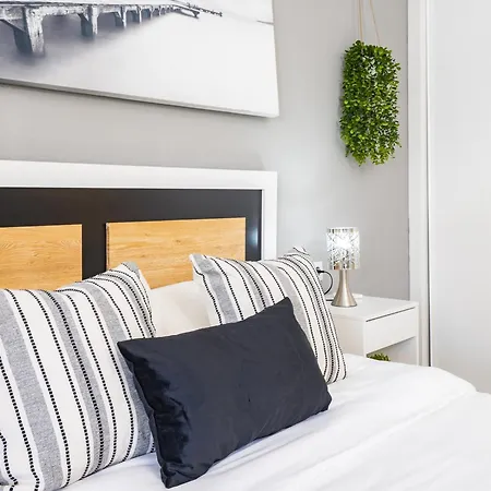 Cubo's De Lacroix & Pool Apartment Fuengirola